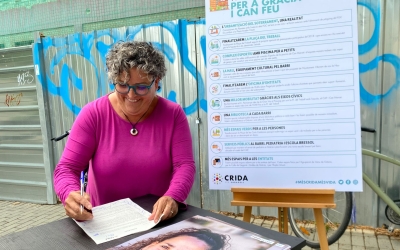 La candidata Nani Valero firmant el codi ètic | Ràdio Sabadell